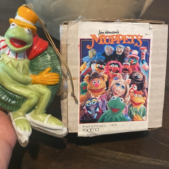 Vintage 1980 Jim Henson Muppets, Kermit The Frog in Ice Skates, Christmas Wreath - Picture 10 of 14